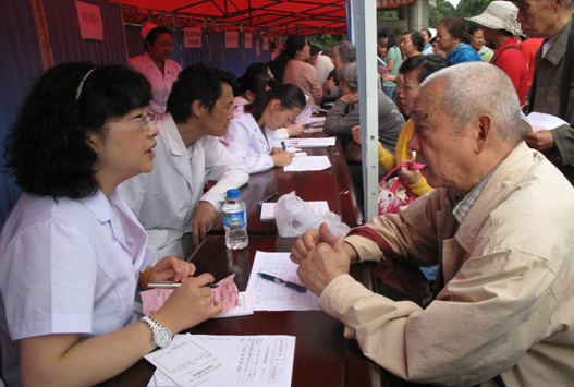 昆明市中医医院举办“冬病夏治”大型健康科普活动，融合传统智慧与现代咨询